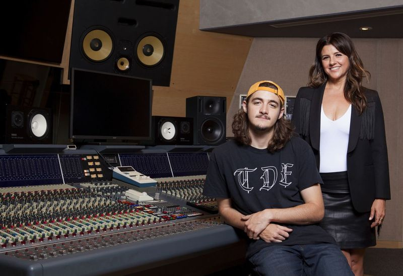 Sellel 4. mai 2018 fotol poseerivad surnud Eaglesi kaasasutaja Glenn Frey ja tema ema Cindy Frey poeg Deacon Frey portree tegemiseks Los Angelese Dog House Recording Studios. Diakon Frey hoiab oma isa pärandit elus, tuuritades ja esinedes koos t.