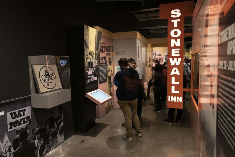 Pameran baharu menampilkan imej bersejarah dan artifak pergerakan hak LGBTQ+.