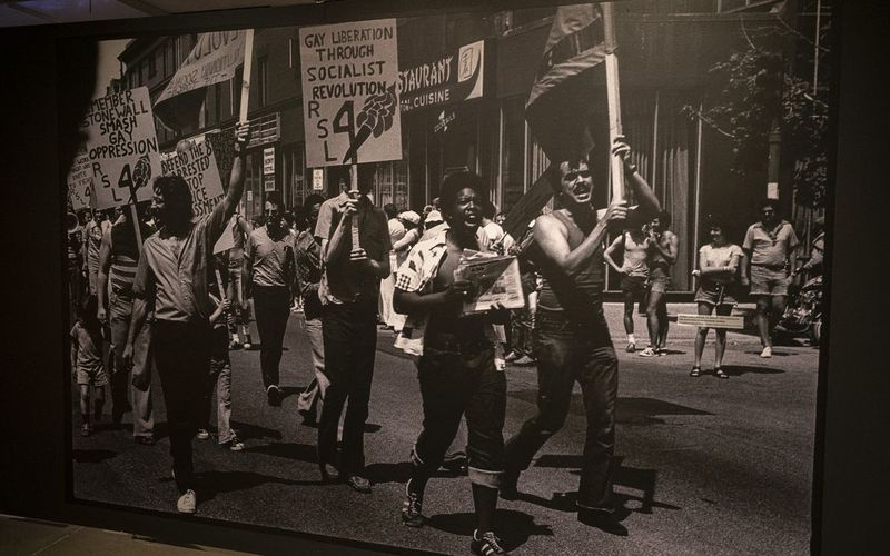 Evolusi perjuangan untuk hak LGTBQ di Amerika dicatatkan melalui lebih daripada 85 item yang dipaparkan dalam Rise Up: Stonewell dan Pergerakan Hak LGBTQ di Muzium Holocaust Illinois.
