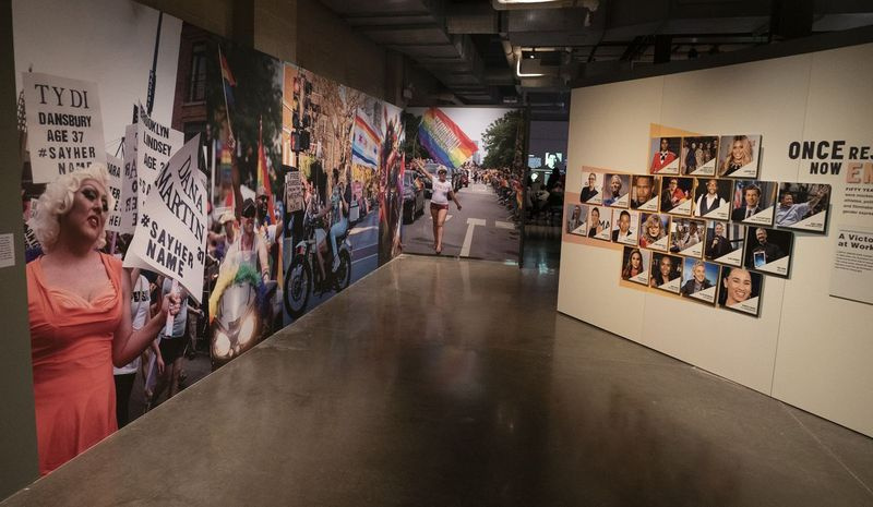 Pameran Rise Up menampilkan foto dari Chicago Pride Parade yang terbaharu, pada 2019.