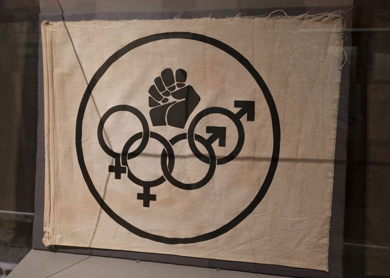 Bendera yang digunakan dalam protes di Chicago pada 27 Jun 1970, dipaparkan dalam pameran baharu yang dipanggil Rise Up: Stonewell and the LGBTQ Rights Movement di Muzium Holocaust Illinois.