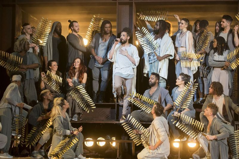 Ryan Shaw mängib Juudast (keskel, vasakul) ja Heath Saunders kehastab Jeesust (keskel) Lyric Opera lavastuses Jeesus Kristus Superstaar. | Todd Rosenbergi fotograafia 2018