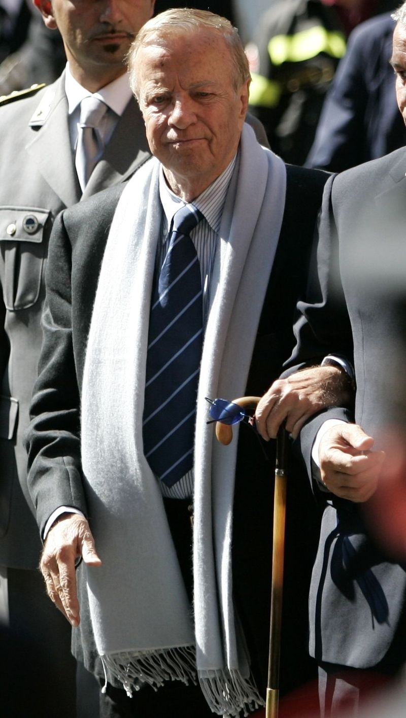 FIL - På denne lørdag, 8. september 2007, ankommer den italienske filminstruktør Franco Zeffirelli til den afdøde italienske tenor Luciano Pavarottis begravelse i Modenas Duomo-katedral, Modena, Italien. Den italienske filminstruktør Franzo Zeffirelli er død