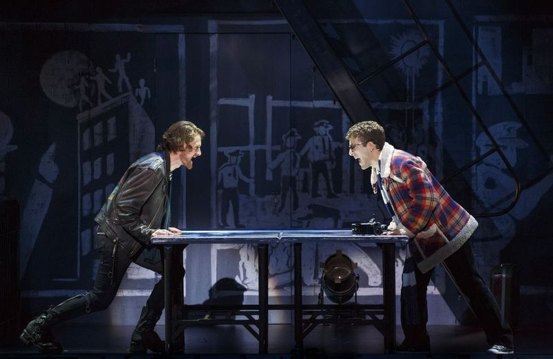 Kaleb Wells speelt Roger en Danny Harris Kornfeld speelt Mark tijdens de 20e verjaardag van de nationale tour van Jonathan Larson