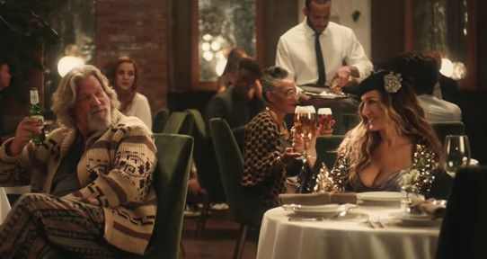 Jeff Bridges og Sarah Jessica Parker i Stella Artois Super Bowl-annonsen. | YouTube