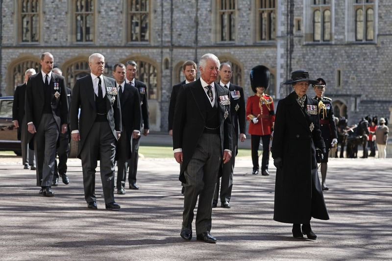 Prințul Marii Britanii Charles și Prințesa Anne (rândul din față), Prințul Andrew, Prințul Edward (rândul din mijloc), Prințul William (rândul din spate), Peter Phillips, Prințul Harry, împreună cu David Armstrong-Jones, Contele de Snowdon și Tim Laurence urmează sicriul într-o procesiune ceremonială pentru înmormântarea prințului britanic Philip în interiorul castelului Windsor din Windsor, Anglia, sâmbătă, 17 aprilie 2021.