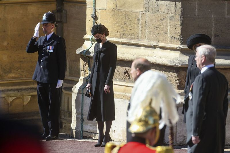 Kate, ducesa de Cambridge, își înclină capul, sâmbătă, la Pridvorul Galileii al Capelei Sf. George, la Castelul Windsor, Windsor, Anglia, în timpul funeraliilor Prințului Philip al Marii Britanii.