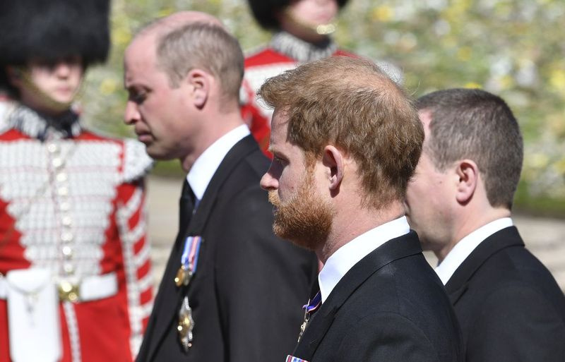 Prințul William și Prințul Harry urmăresc sicriul în timpul unei procesiuni care sosesc la Capela Sf. George pentru înmormântarea Prințului Philip al Marii Britanii în interiorul Castelului Windsor din Windsor, Anglia, sâmbătă, 17 aprilie 2021.