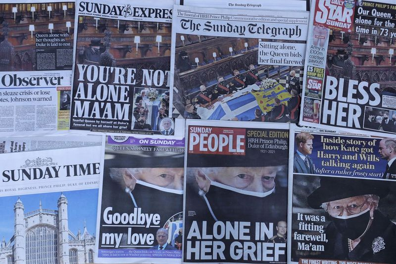 Ziarele britanice care reflectă înmormântarea prințului Philip al Marii Britanii sunt afișate duminică la Londra.