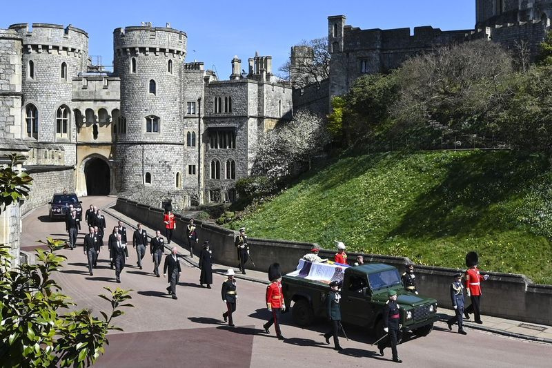 Sicriul Prințului Philip este condus pe lângă Turnul Rotund în timpul funeraliilor Prințului Philip al Marii Britanii, în interiorul Castelului Windsor din Windsor, Anglia, sâmbătă, 17 aprilie 2021.