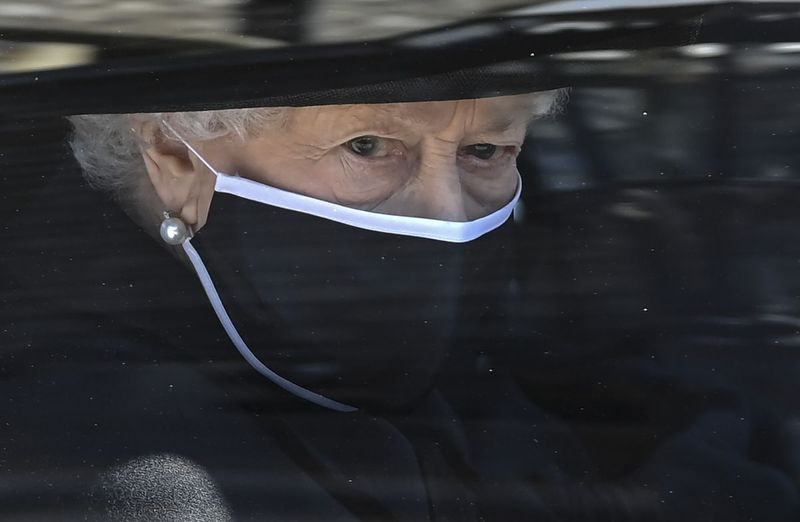 Regina Elisabeta a II-a a Marii Britanii urmărește sicriul într-o mașină în timp ce trece pe lângă Turnul Rotund în timpul înmormântării Prințului Marii Britanii Philip în interiorul Castelului Windsor din Windsor, Anglia, sâmbătă, 17 aprilie 2021.