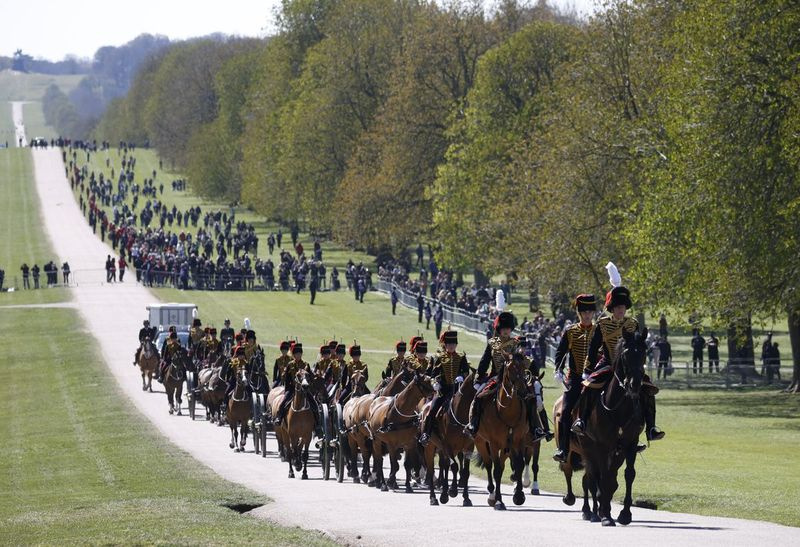 Ofițerii Trupei Regelui Artileriei Regale de Cai sosesc pentru salutul cu armele pentru înmormântarea prințului britanic Philip la Castelul Windsor din Windsor, Anglia sâmbătă, 17 aprilie 2021.