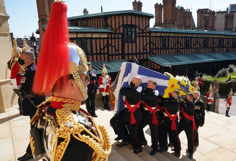 Sicriul este urcat pe treptele Capelei Sf. Gheorghe în timpul procesiunii funeraliilor Prințului Britanic Philip la Castelul Windsor, Windsor, Anglia, sâmbătă, 17 aprilie 2021.