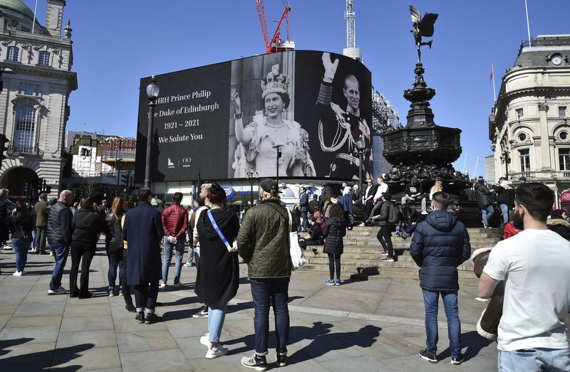 Oamenii păstrează un minut de reculegere pentru Prințul Philip al Marii Britanii la Piccadilly Circus din Londra sâmbătă, 17 aprilie 2021. Prințul Philip, soțul Reginei Elisabeta a II-a, a murit pe 9 aprilie, la vârsta de 99 de ani.