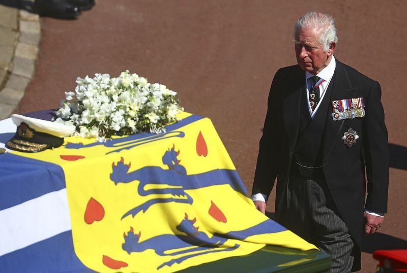 Prințul Charles urmărește sicriul tatălui său, prințul britanic Philip, în timpul funeraliilor din interiorul castelului Windsor din Windsor, Anglia, sâmbătă, 17 aprilie 2021.