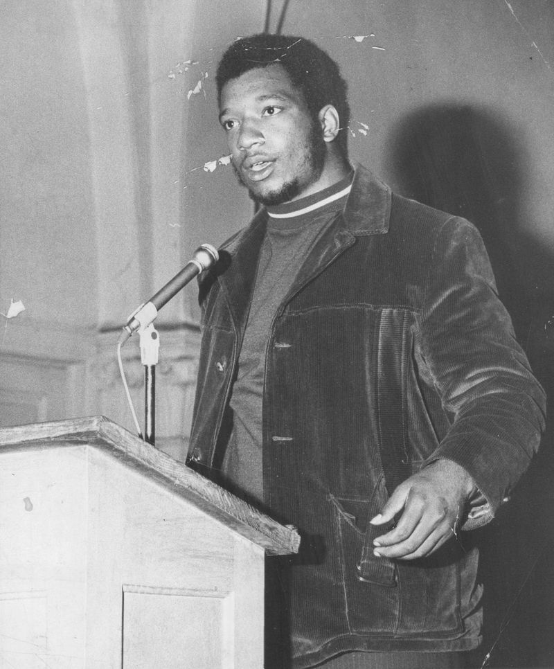 Black Panther Party Illinois afdelingsformand Fred Hampton taler ved et møde.