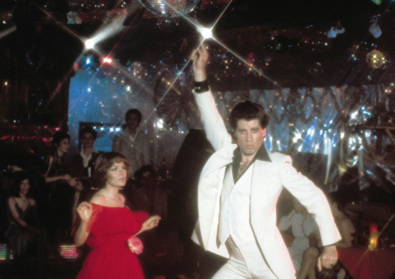 Bílý oblek, který měl John Travolta na sobě v Horečce sobotní noci (po boku Karen Lynn Gorney), patřil na čas chicagskému filmovému kritikovi Gene Siskelovi. | Paramount Pictures