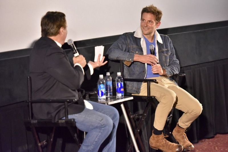 Richard Roeper (links) interviewt Bradley Cooper nach einer Vorführung von A Star Is Born im AMC River East Theatre in Chicago. | Rob Grabowski / GrabowskiPhoto.com