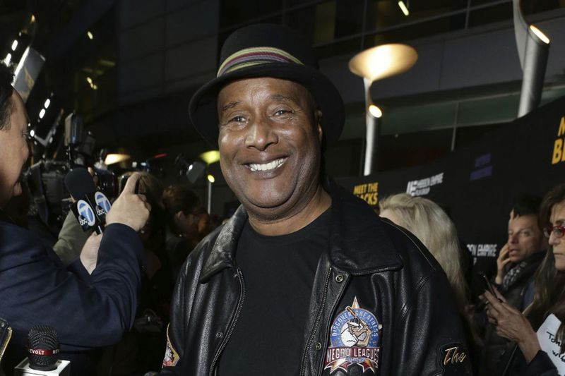 Paul Mooney posa para fotógrafos na estreia de Meet the Blacks em Los Angeles em 2016.