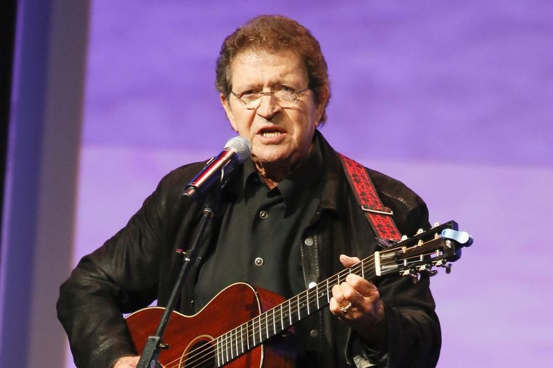 El músico Mac Davis se presenta en los Texas Film Awards en Austin, Texas, en 2014.