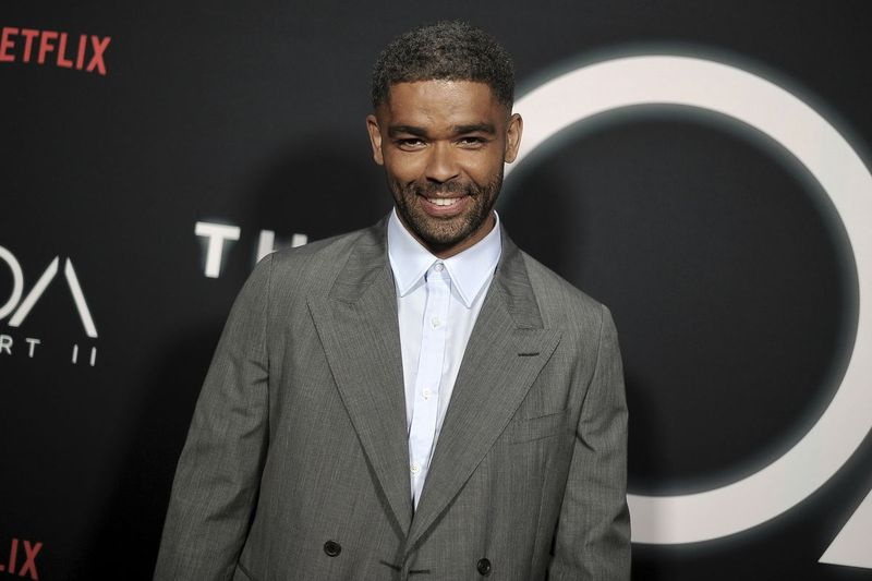 Kingsley Ben-Adir osaleb OA 2. hooaja esilinastusel 2019. aastal Los Angeleses. Briti näitleja ei pruugi olla veel levinud nimi, kuid see võib muutuda tema stseenivarguse esinemisega Malcolm X-na Regina Kingi filmis Üks öö Miamis.
