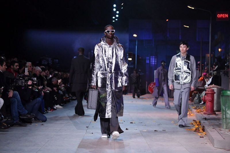 Modelos com roupas inspiradas em Michael Jackson por Virgil Abloh desfilam durante o desfile Louis Vuitton Menswear outono / inverno 2019-2020 como parte da Paris Fashion Week em 17 de janeiro de 2019 em Paris, França. Um casaco parka prata sobreposto em alumínio f