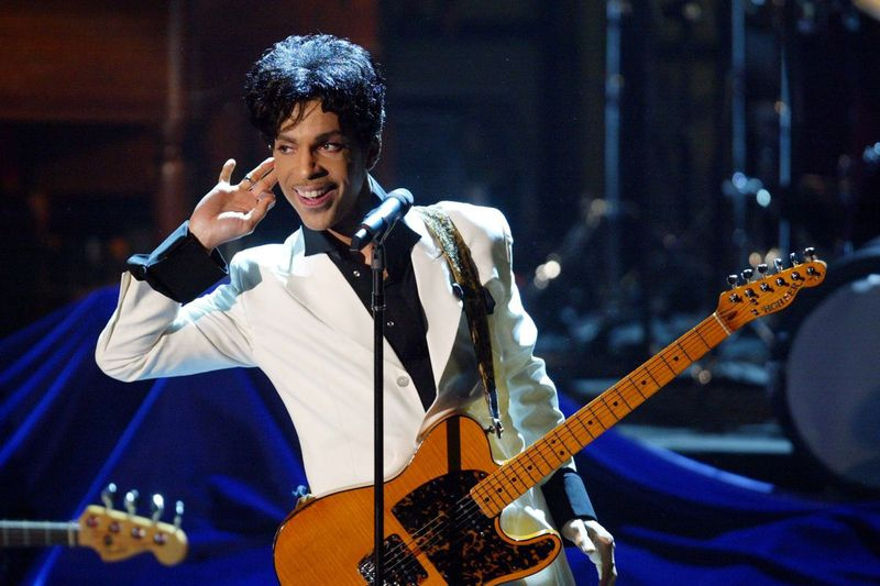 Prince uppträder vid den 19:e årliga introduktionsceremonin för Rock and Roll Hall of Fame, måndagen den 15 mars 2004.| (AP Photo/Wireimage.com, Kevin Mazur/FILE