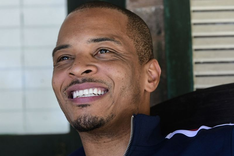 El rapero Clifford Harris Jr., más conocido como T.I., es fotografiado en 2018 en el porche de la casa de sus abuelos donde creció en Atlanta.