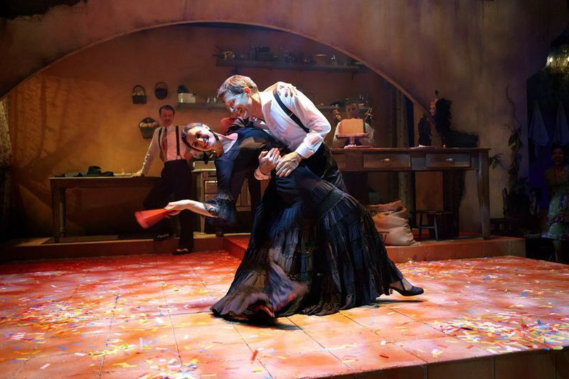 Rick Bayless filmis Cascabel: Dining, Daring, Desire mängib Lookingglassi teatris Rick Baylessi koka rollis ja Chiara Mangiameli Senora rollis. | Lookingglassi teater