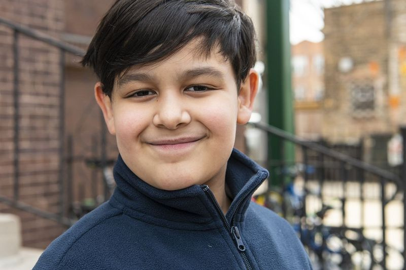 Samuel Loza, 10 ans, se tient près de la façade de l