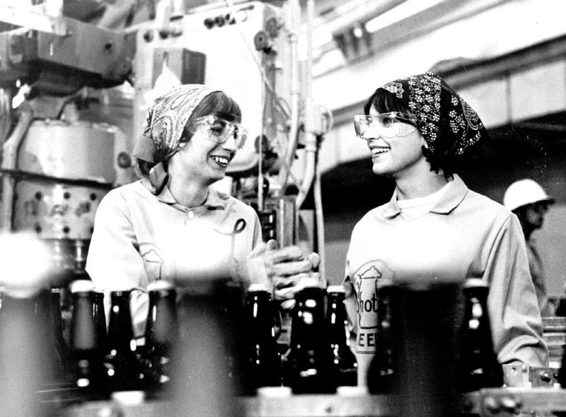 Penny Marshall (till vänster) och Cindy Williams spelar Laverne och Shirley (respektive), i ABC Television Networks komediserie, Laverne & Shirley. | FIL FOTO