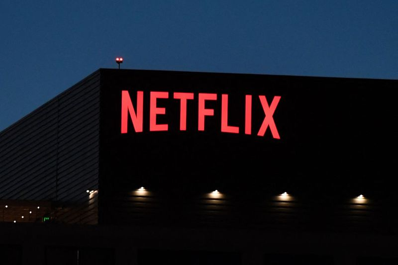 O logotipo da Netflix é visto no prédio da Netflix, Inc. em Sunset Boulevard em Los Angeles, Califórnia