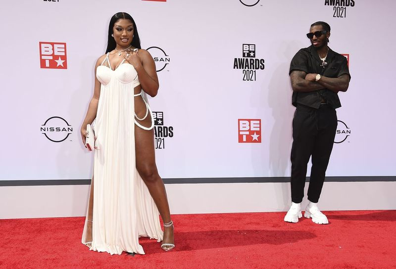 Vasakul Megan Thee Stallion ja Pardison Fontaine saabuvad BET Awardsile pühapäeval, 27. juunil 2021 Los Angelese Microsofti teatris.