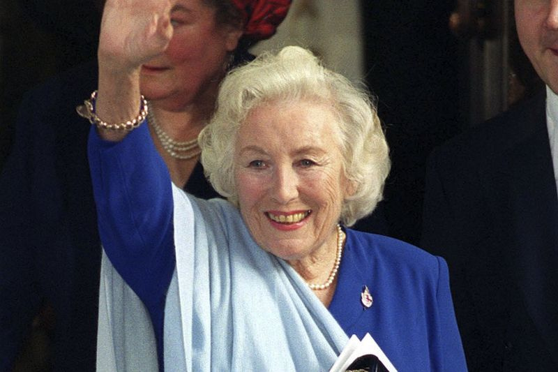 La chanteuse Dame Vera Lynn, quitte Mansion House après un déjeuner organisé pour le Best of British en 1999.