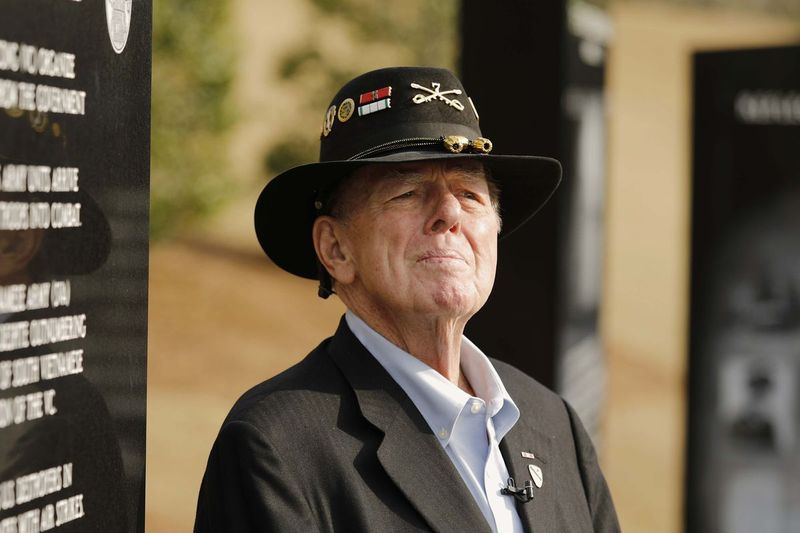 Auteur Joe Galloway praat met verslaggevers na diensten voor gepensioneerde luitenant-generaal Hal Moore in 2017, in Fort Benning, Georgia.