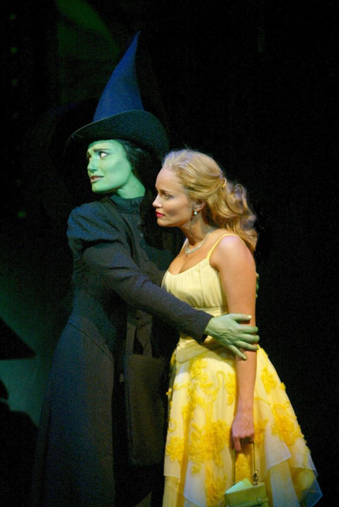Idina Menzel (vänster) och Kristin Chenoweth i en scen från Wicked, the Broadway musical.| AP Photo/ Joan Marcus, Arkiv