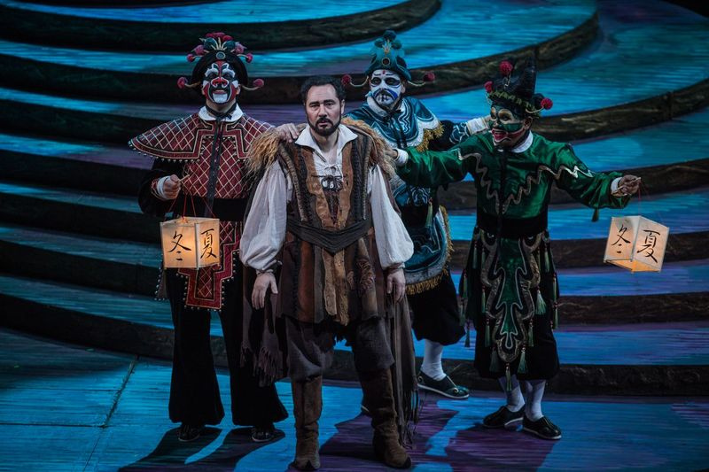 Zachary Nelson (fra venstre), Stefano La Colla, Keith Jameson og Rodell Rosel i Lyric Opera-produksjonen av Puccinis Turandot.| Andrew Cioffi