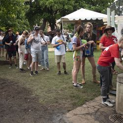 Kön för en vattenfontän på Pitchfork Music Festival. | Colin Boyle/Sun-Times