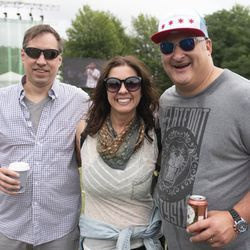 Kevin Lynch (från vänster), Liz Pasnik och Scott Neill poserar på Pitchfork Music Festival. | Colin Boyle/Sun-Times