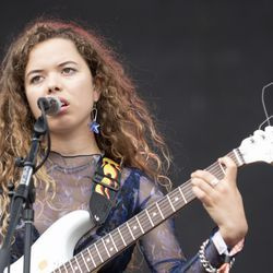 Nil??üfer Yanya uppträder på Pitchfork Music Festival. | Colin Boyle/Sun-Times