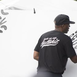 En man målar på scenen när Raphael Saadiq uppträder. | Colin Boyle/Sun-Times