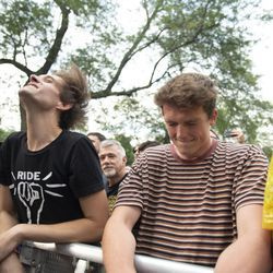 Två festivalbesökare headbangar på This Is Not This Heats uppsättning. | Colin Boyle/Sun-Times