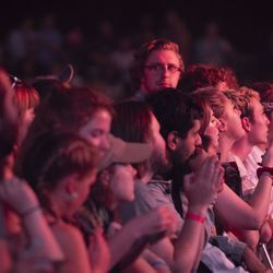 Fans tittar på Fleet Foxes uppträda. | Colin Boyle/Sun-Times