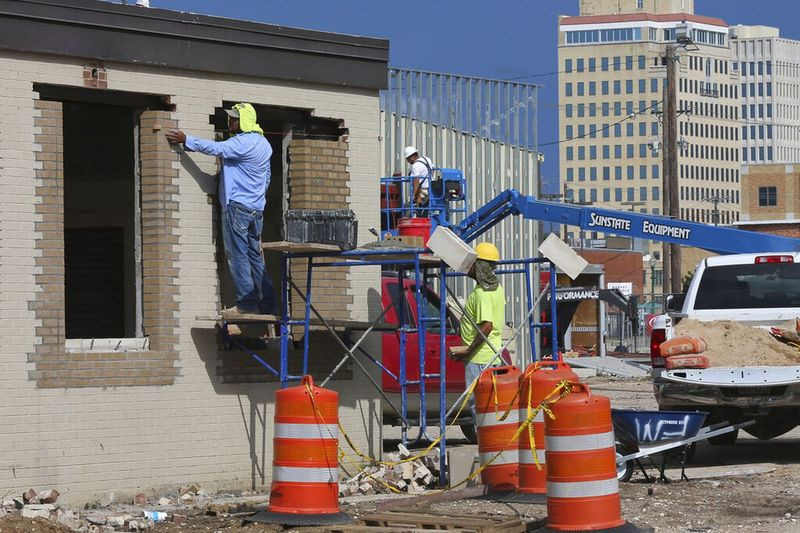 Arbetare i Waco, Texas bygger en ny del av Magnolia Coffee Shop