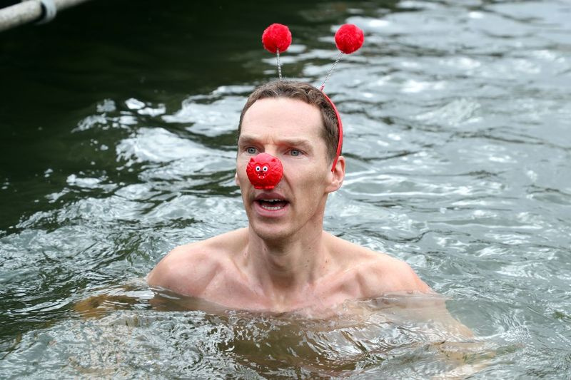 Skuespiller Benedict Cumberbatch støtter Red Nose Day ved at svømme i koldt vand til Mental Health-programmer den 15. marts 2019 i London, England.