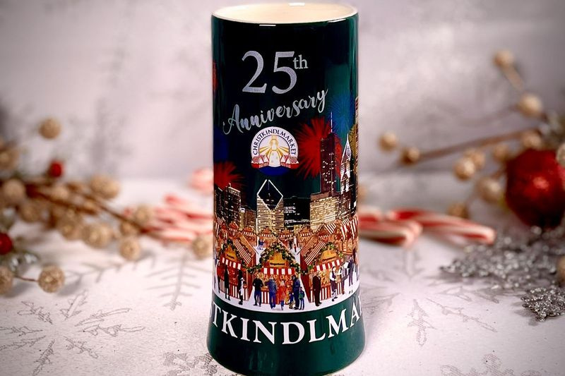A caneca de lembrança do 2021 Christkindlmarket foi revelada na sexta-feira.