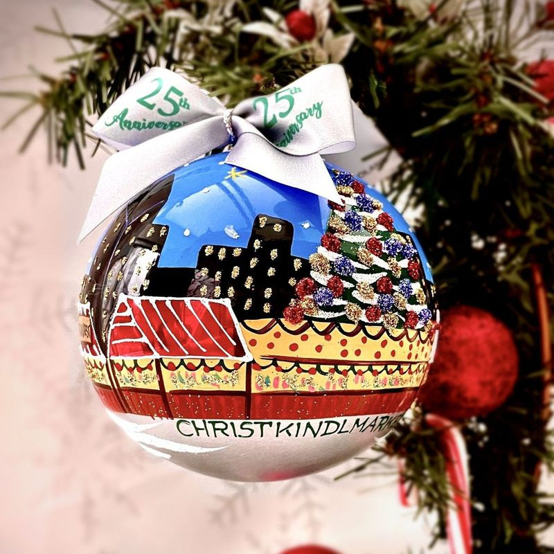 O primeiro enfeite de lembrança oficial do Christkindlmarket estará disponível este ano.
