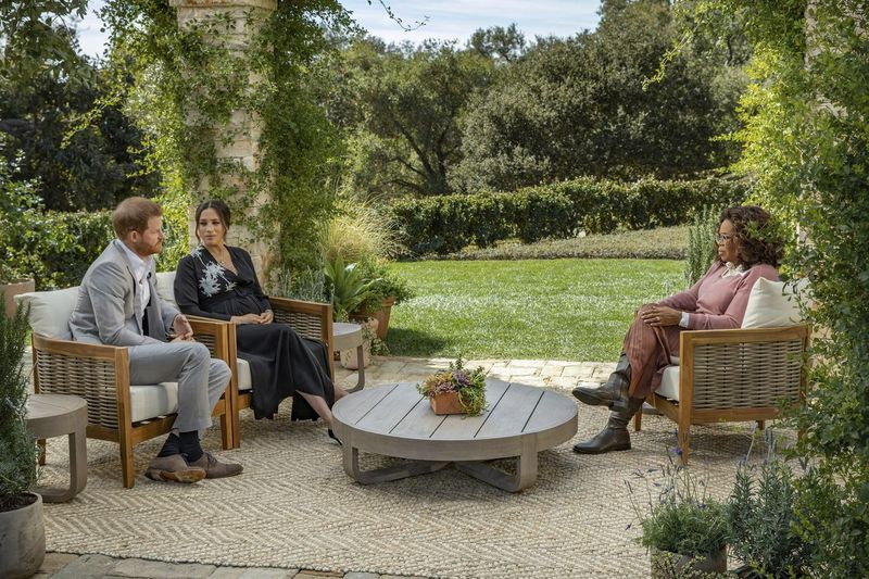 Dette billede leveret af Harpo Productions viser prins Harry, fra venstre, og Meghan, hertuginden af ​​Sussex, i samtale med Oprah Winfrey.