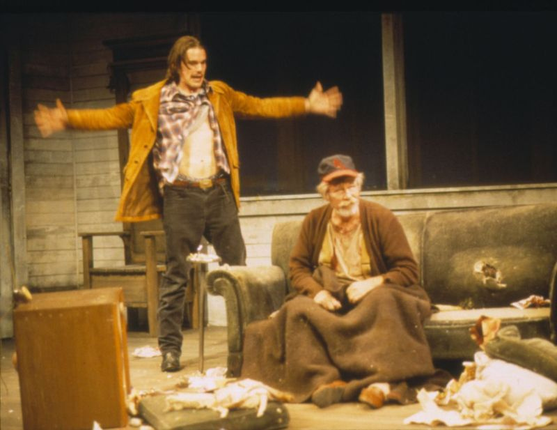 Ethan Hawke und James Gammon in der 1995er Produktion von Buried Child von Sam Shepard der Steppenwolf Theatre Company unter der Regie von Ensemblemitglied Gary Sinise. | MIT FREUNDLICHEM STEPPENWOLF THEATER