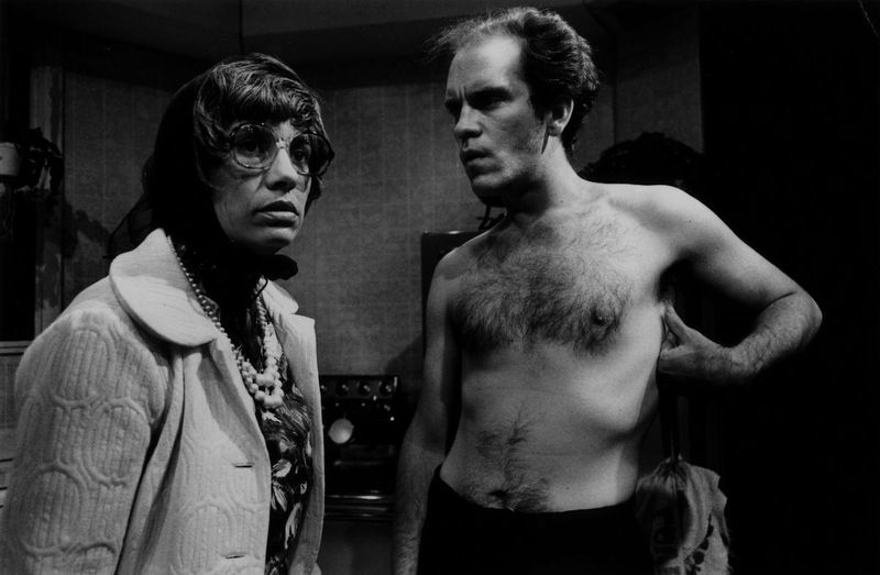 Die Ensemblemitglieder Laurie Metcalf und John Malkovich in der 1982er Produktion von True West von Sam Shepard der Steppenwolf Theatre Company unter der Regie von Ensemblemitglied Gary Sinise. | Michael Brosilow Foto